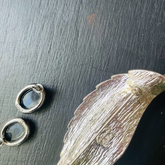 VTN Signed Monet Crystal Earrings & Large Signed Allison Reed Curve Leaf Brooch - Picture 3 of 5